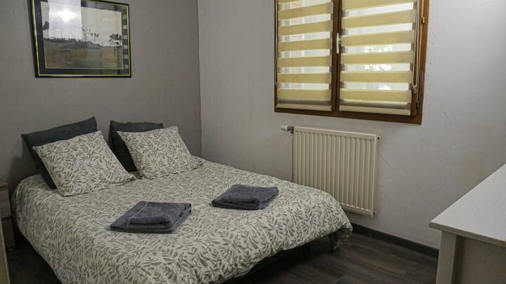 Удобна спална соба со двоен кревет, прелив и складиште. Обезбедена е постелнина (ако одлучите да ја вклучите), тивка и релаксирачка атмосфера за добри ноќи.