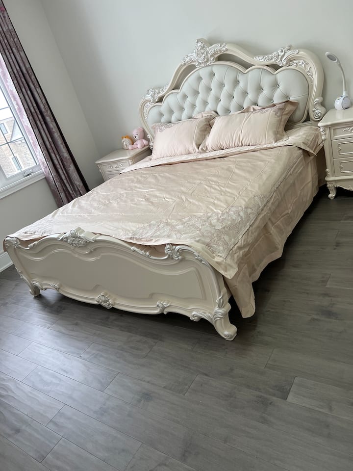 Richmond Hill  New House  King Size Bed - Aurora