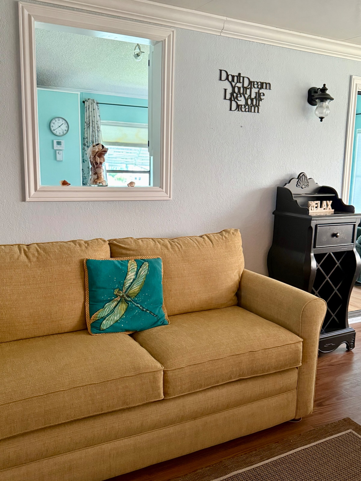 გასაშლელი დივანი მდებარეობს მთავარ მისაღებ ოთახში, სამზარეულოსკენ მიმავალ გასასვლელთან. 