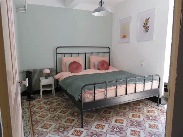 Deze kamer heeft een inbouwkast en een groot bed van 180 x 200 cm met een spectaculair uitzicht over het dorp en de rivier. Met luiken voor de ramen en een ventilator/electrische kachel.