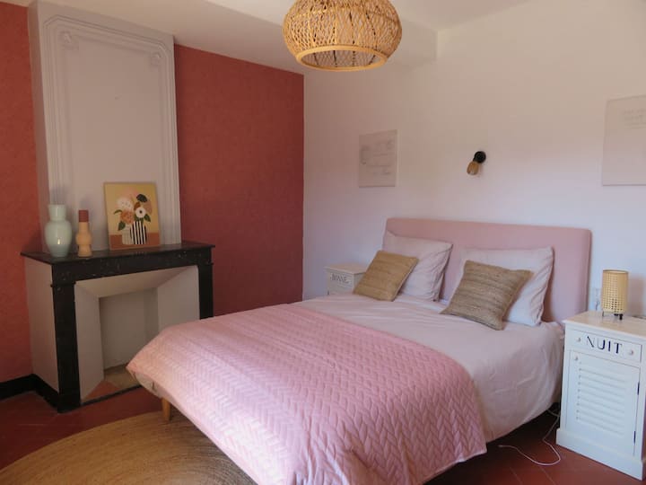 Deze slaapkamer heeft een tweepersoons bed van 160 x 200 cm met een openhaard en een spectaculair uitzicht over het dorp. Luiken voor de ramen en een ventilator/electrische verwarming.