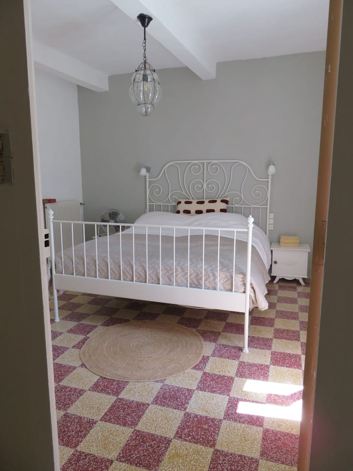 Deze kamer heeft een twee-persoonsbed van 160 x 200 cm en een spectaculair uitzicht over het dorp en de rivier. Alle slaapkamers hebben houten luiken en een ventilator/electrische verwarming. Er is een linnenkaste en een ladekast.