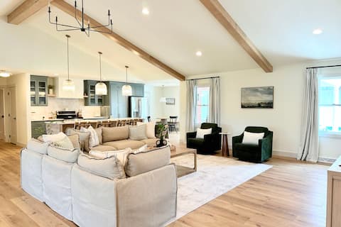 Country Comfort with Hot Tub|Family & Groups