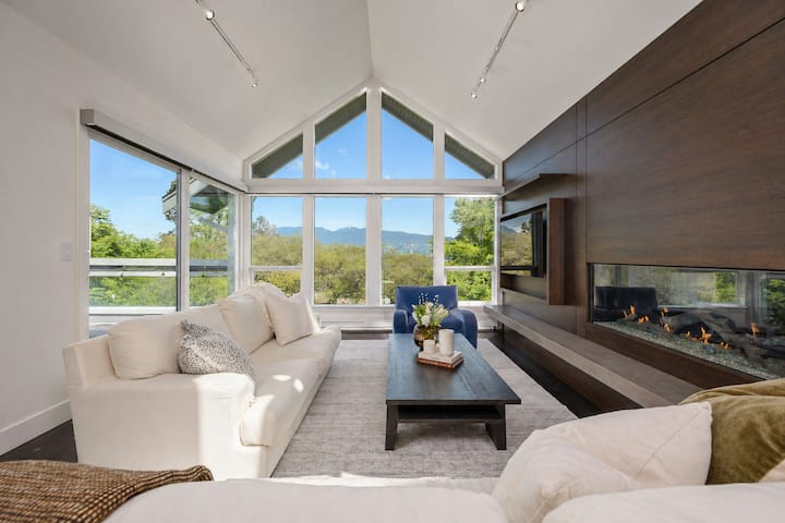 Designer Kits Beach House | Sleeps 8 - Vancouver