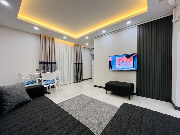 Viti vya kustarehesha vinakusubiri katika eneo letu lenye nafasi kubwa na angavu ambapo unaweza kupunguza uchovu wa siku.