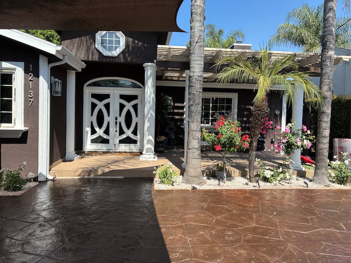Gated 5+5 Summer Dacha - Los Ángeles, CA