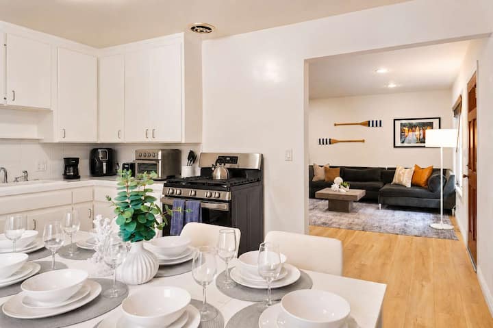 Relax In Stylish 3br With Gym And Parking - Santa Monica, CA