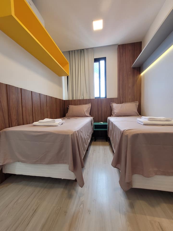 2 camas individuales con colchones de calidad; almohadas; aire acondicionado de 9.000 BTU, cortina opaca; ropa de cama y baño de calidad; armarios con cajones y perchas.