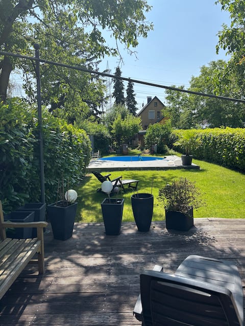 Comfort in Hürth: pool & fireplace