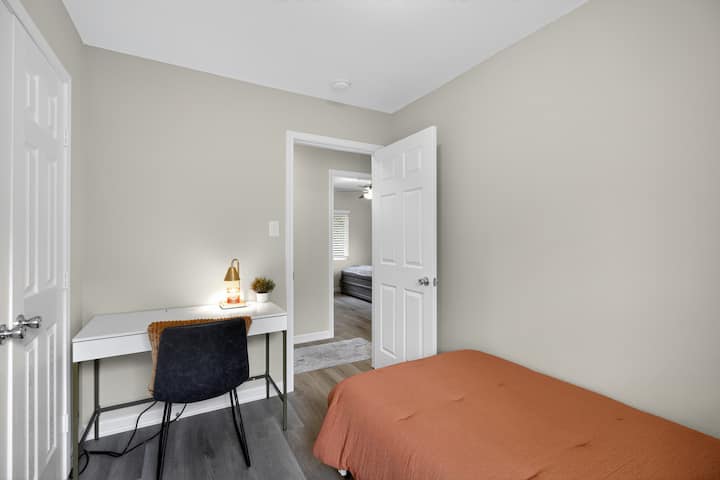 Schlafzimmer mit zwei Einzelbetten und Arbeitsbereich
Schlafzimmer mit zwei Einzelbetten und Schreibtischbereich – perfekt für Kinder, Freunde oder mobile Arbeitende, die in Houston übernachten.
