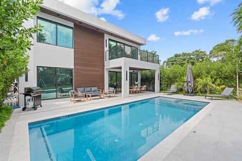 Luxury 5BR Villa with Private Pool – Miami Oasis