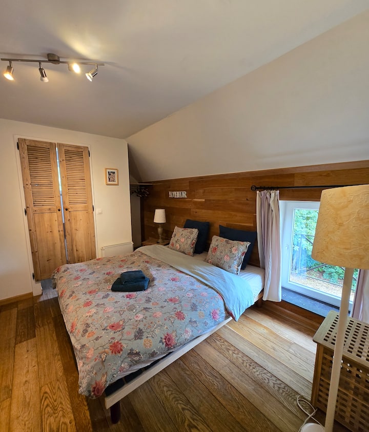 Habitación con baño con ducha y lavabo privado, pequeño espacio de almacenamiento para la ropa. Ropa de cama disponible bajo petición.