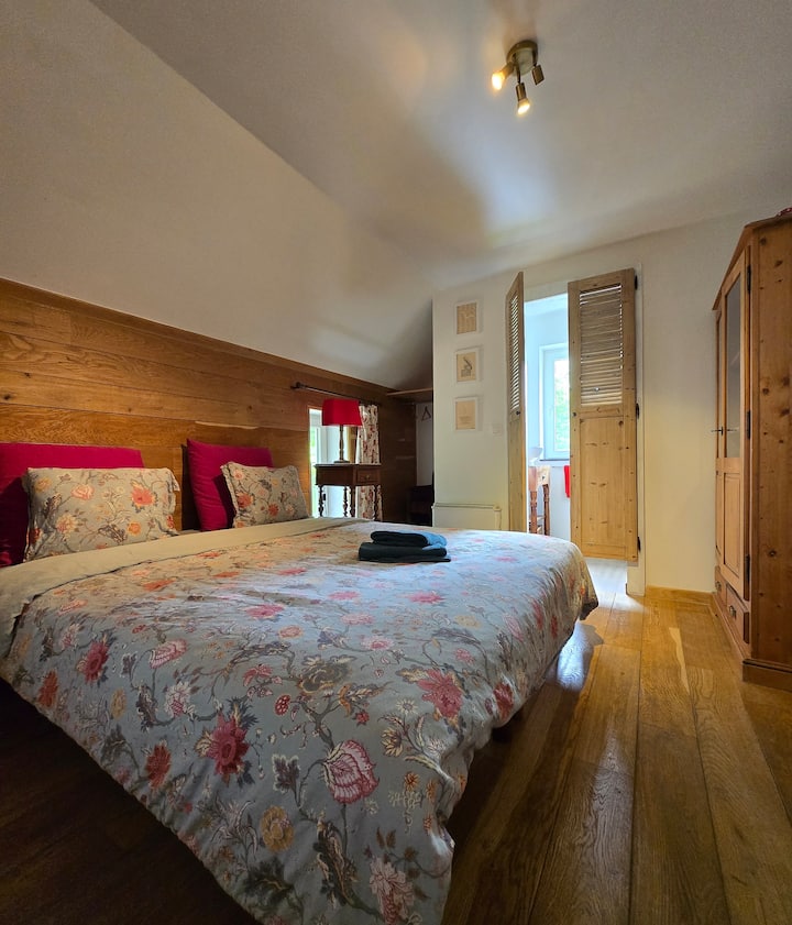 Habitación con baño con ducha y lavabo privado, almacenamiento para la ropa. Ropa de cama disponible bajo petición.