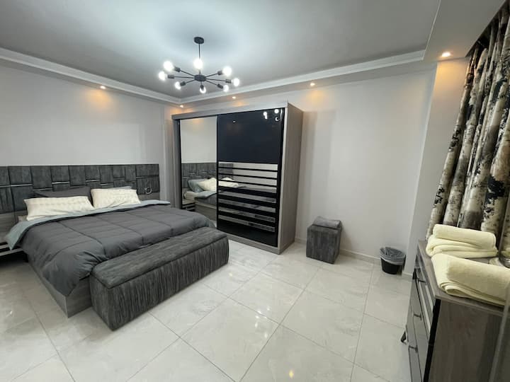  จากนั้นเป็นห้องนอนใหญ่