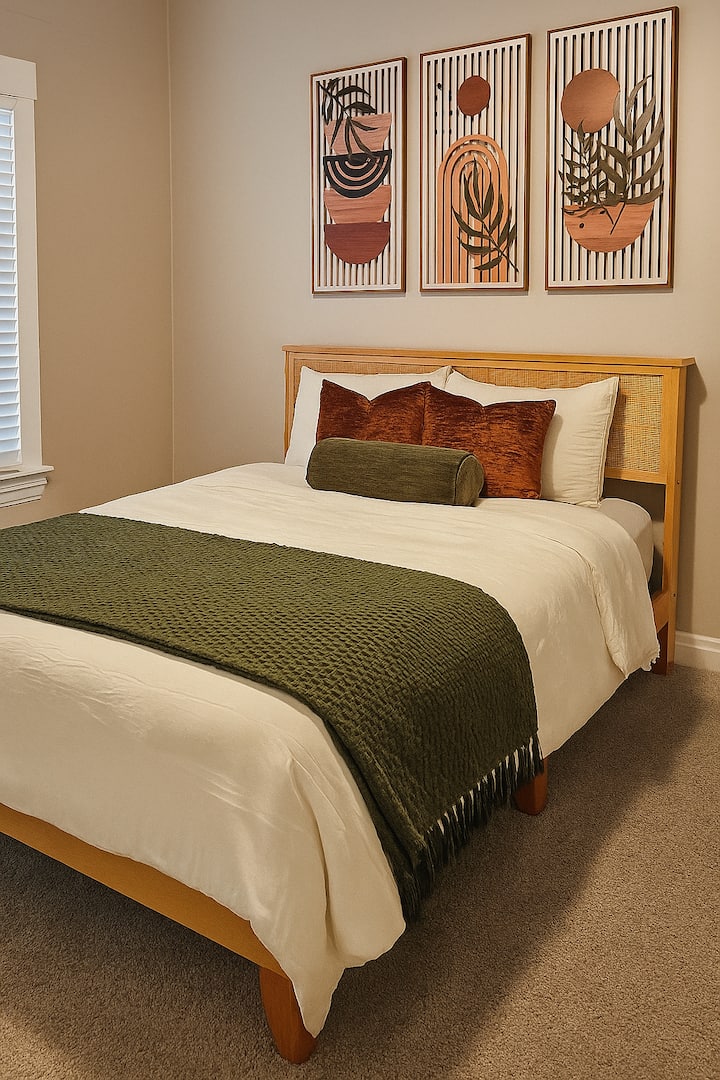 Chumba cha pili cha kulala kilicho na kitanda cha kifahari, kilichobuniwa kwa ajili ya starehe na mtindo, kizuri kwa familia, wenzako, au wageni wanaohitaji mapumziko ya kupumzika, ya kujitegemea.