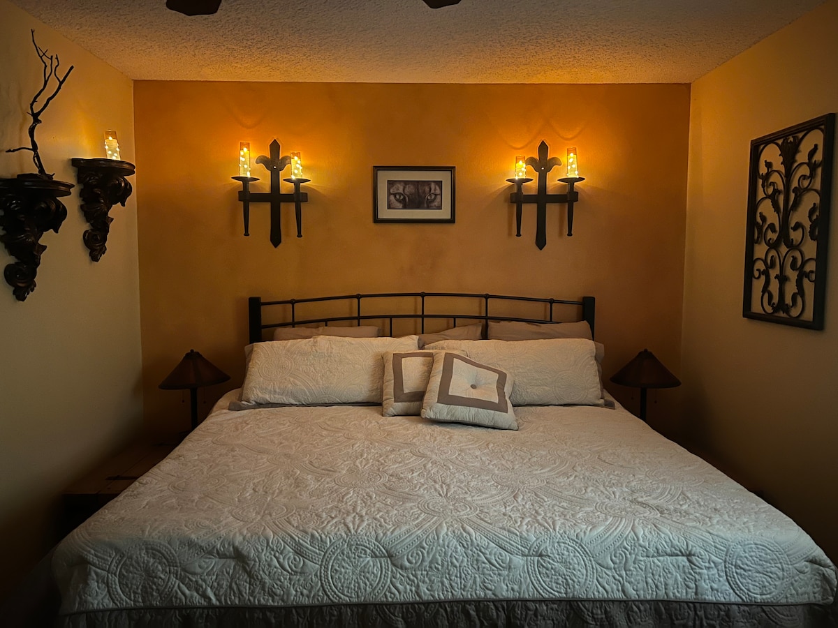 Cama tamaño king con cubierta de espuma viscoelástica.