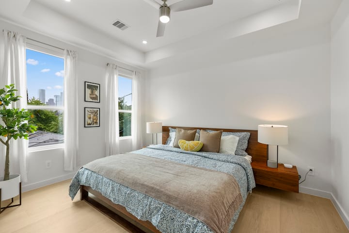 המיטה שלנו בגודל קינג-סייז מצוידת במצעים נקיים וצפופים וכריות קטיפה, שמבטיחים שינה רגועה.
