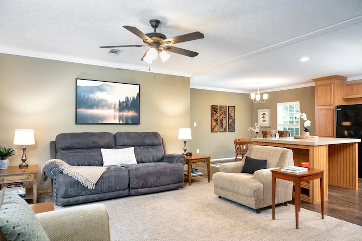 Peaceful 2-acre Retreat W/ Fire Pit Near Downtown - Beverly Hills, FL
