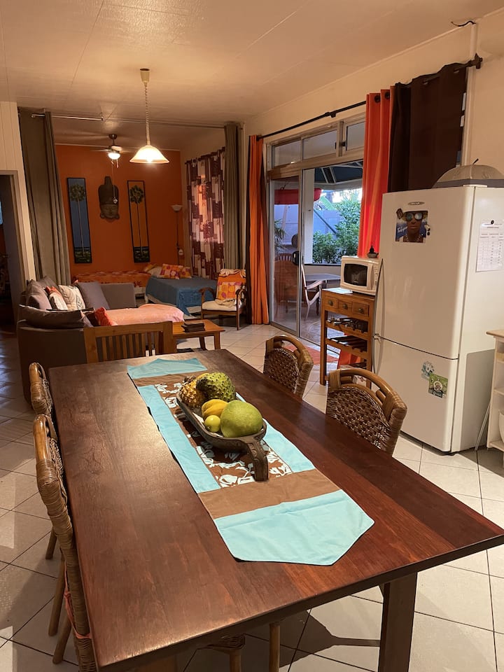 Küche mit sehr kompletter Ausstattung (sehr abwechslungsreiches Geschirr) ideal für Familienbesuche.