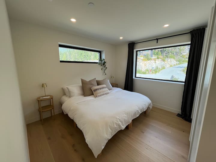 Ky krevat dopio "king" mund të konvertohet në dy krevate tek. Na njofto nëse dëshiron që ta shndërrojmë në dy krevatet tek, në momentin e prenotimit ose para mbërritjes tënde. 