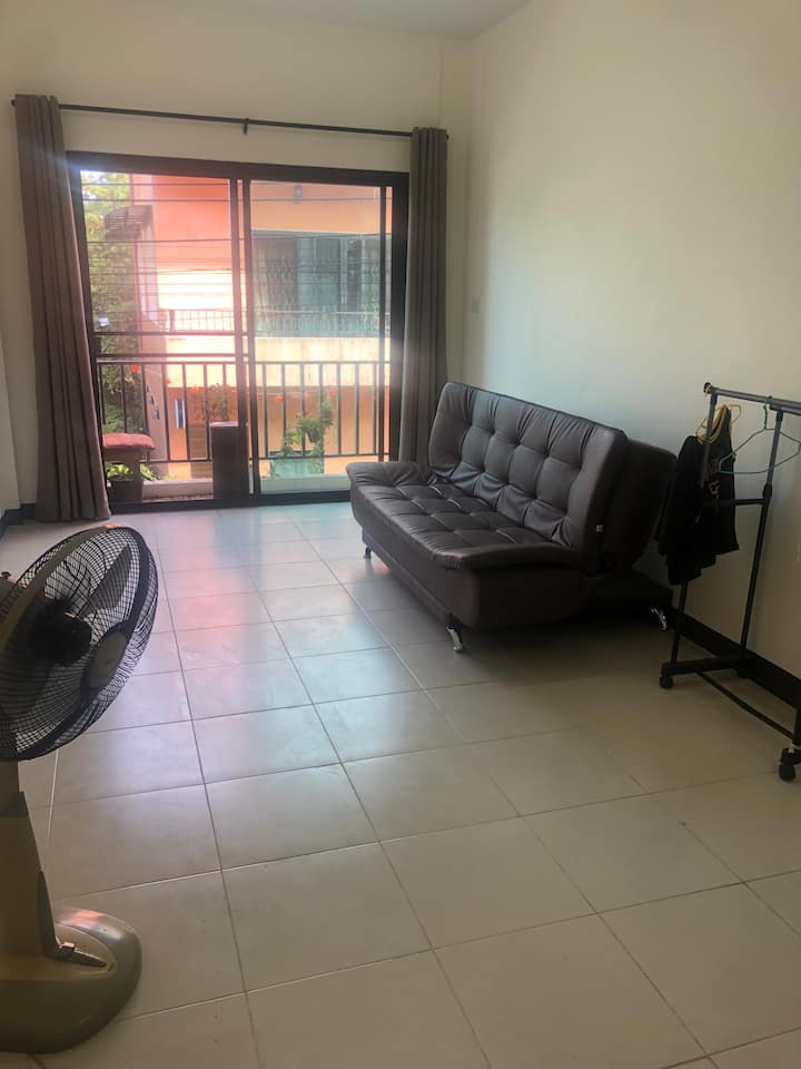 De bank is geschikt voor twee volwassenen. Extra lakens liggen in kamer 1.