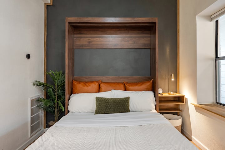 Во спалната соба 2 има душек од мемори пена и постелнина со хотелски квалитет