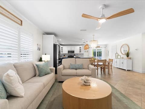 Successful Airbnb property: Walk to Beach + Trolley + Heated Pool + Mini Golf! in Holmes Beach