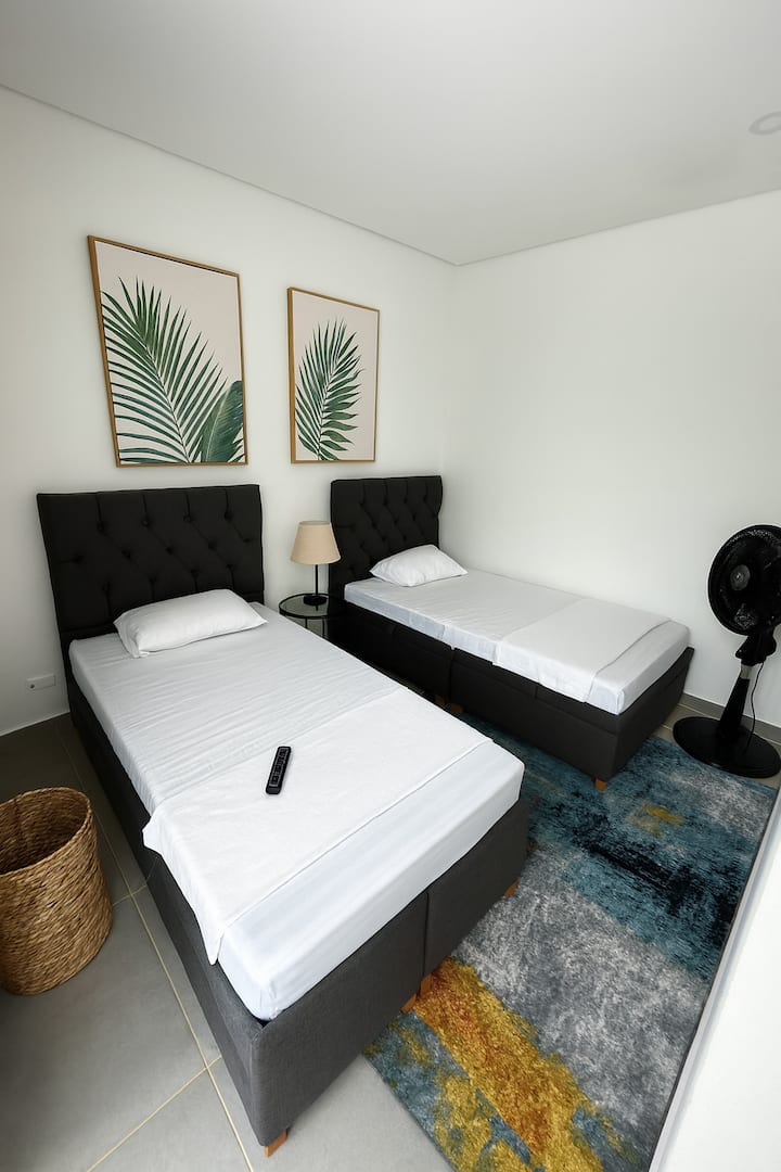 房间明亮安静，配有两张单人床，其中一张是边床。 非常适合家庭入住，环境现代化、清新，细节令人安心。