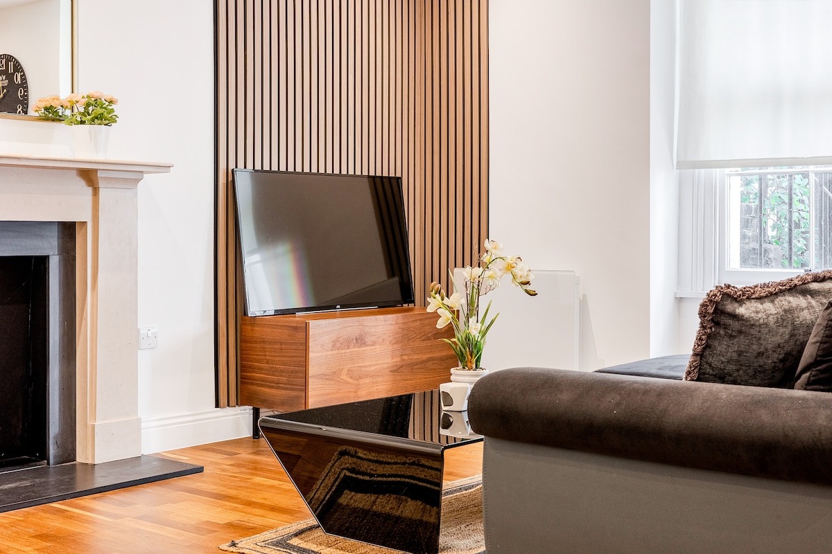 הטרקלין משלב סגנון קלאסי עם נוחות, ומציע ספה נוחה, טלוויזיית פלזמה ומרחב אחסון שימושי כדי שתרגישו בבית.