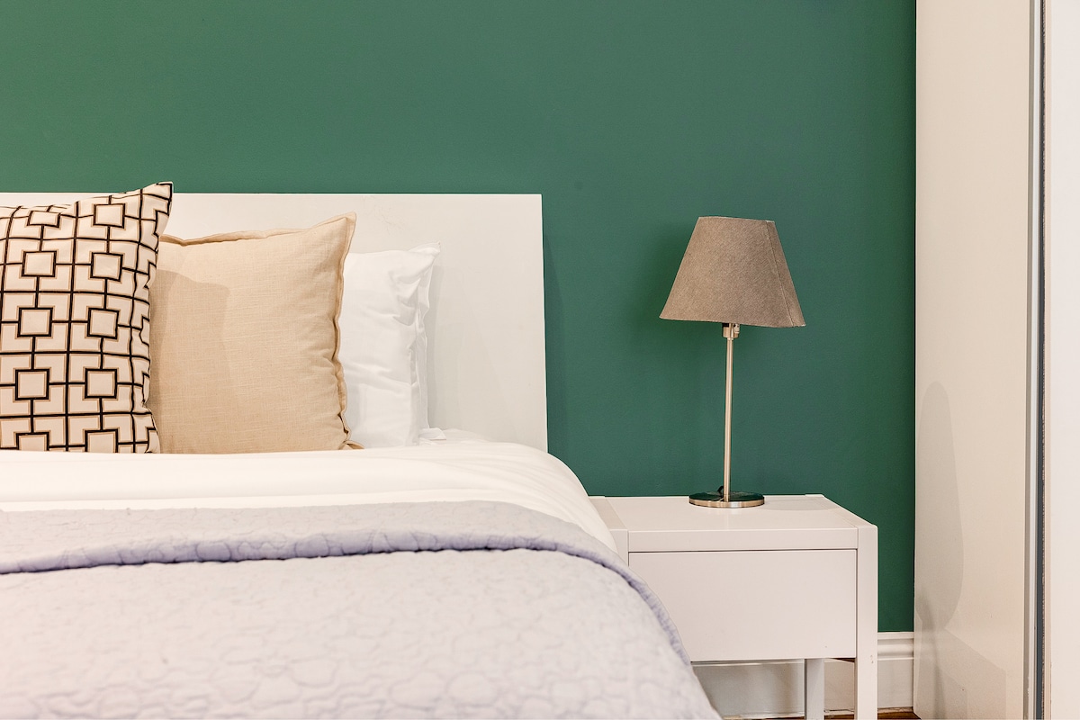 אזור השינה מואר ומזמין, וכולל מיטה נוחה עם מצעים באיכות של מלון ושפע של מקום אחסון לחפצים שלכם.