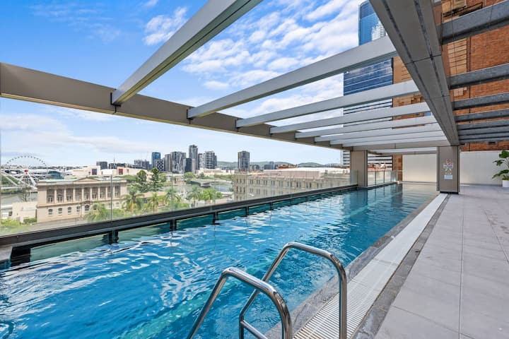 35th Floor River Views | Pool, Gym & 2 Balconies - Brisbane