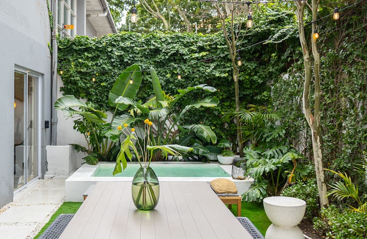 New Luxe Sea Point Garden apt