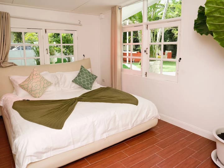 FIRA” 7-Bedroom Pool Villa in Bangkok City | Great for Gatherings