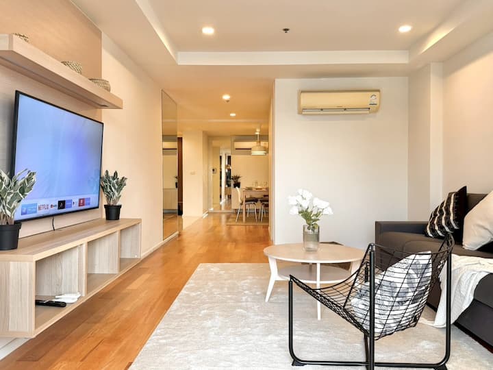 Feel at home the moment you enter this airy, open-concept space—ideal for entertaining or simply spreading out and enjoying a relaxing evening indoors.