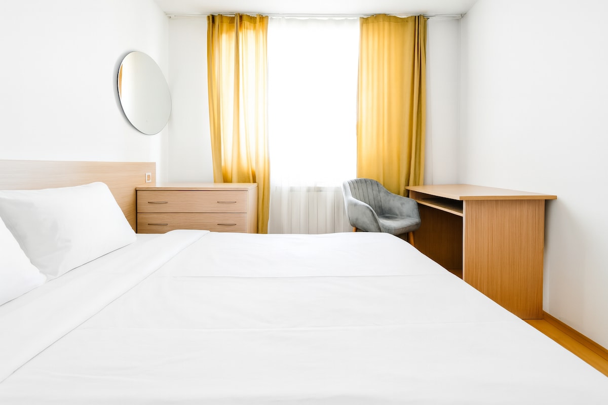 Vue lumineuse sur la chambre : réveillez-vous à la lumière ☀️ du jour. Planifiez votre séjour !