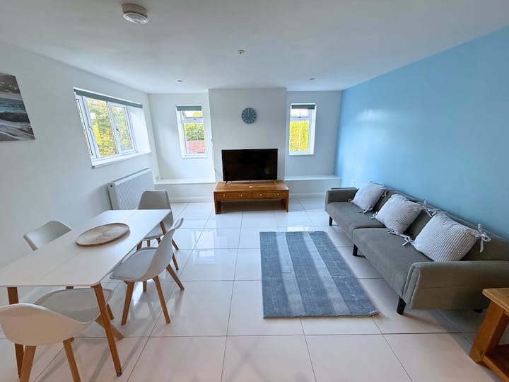 New 3 Bedroom Flat Close To Station - Chepstow