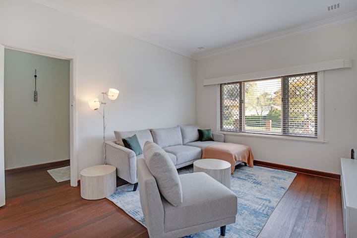 Scenic Hideaway *Entire Cottage* - South Perth