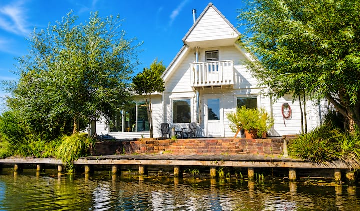 House Berend Botje along the water