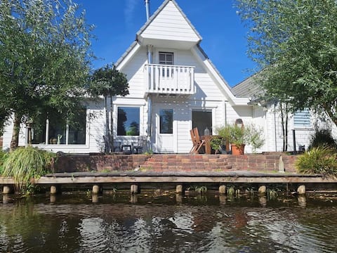 House Berend Botje along the water