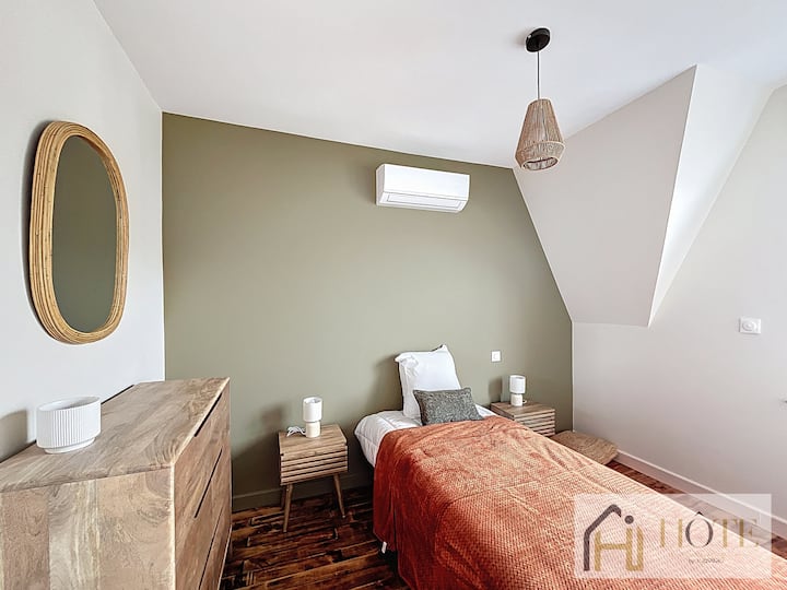 Pohodlná jednolôžková izba s mäkkým osvetlením