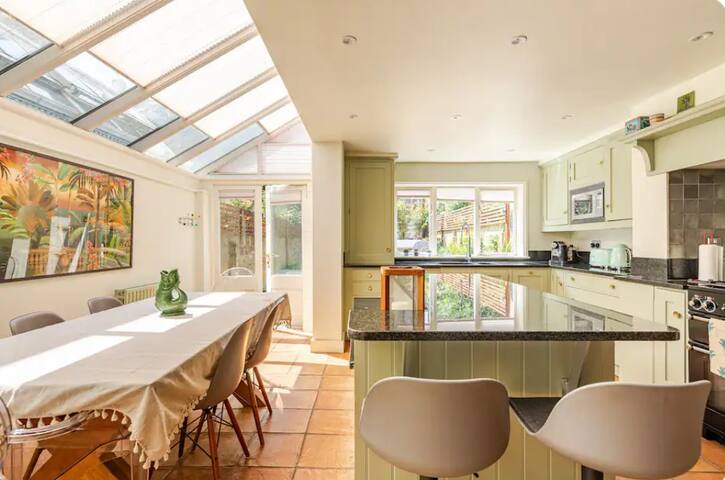 Family home & garden zone 2 Putney, London gallery image 5