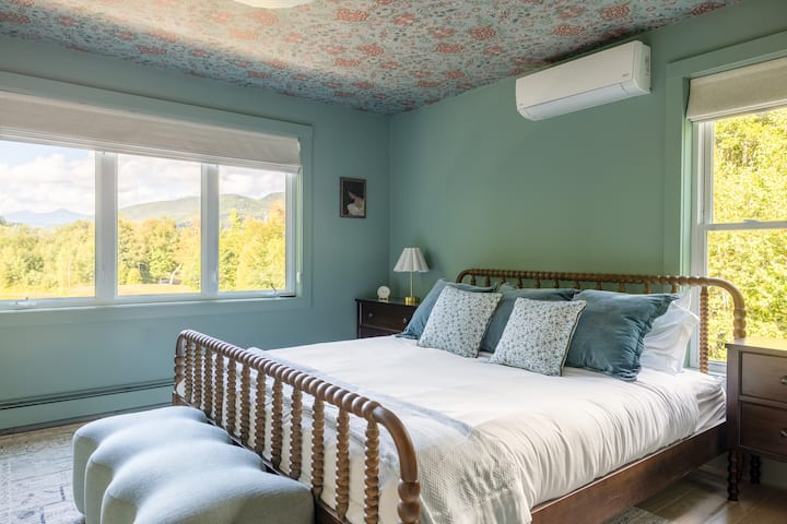 Главен апартман на горниот кат со поглед кон дворот.