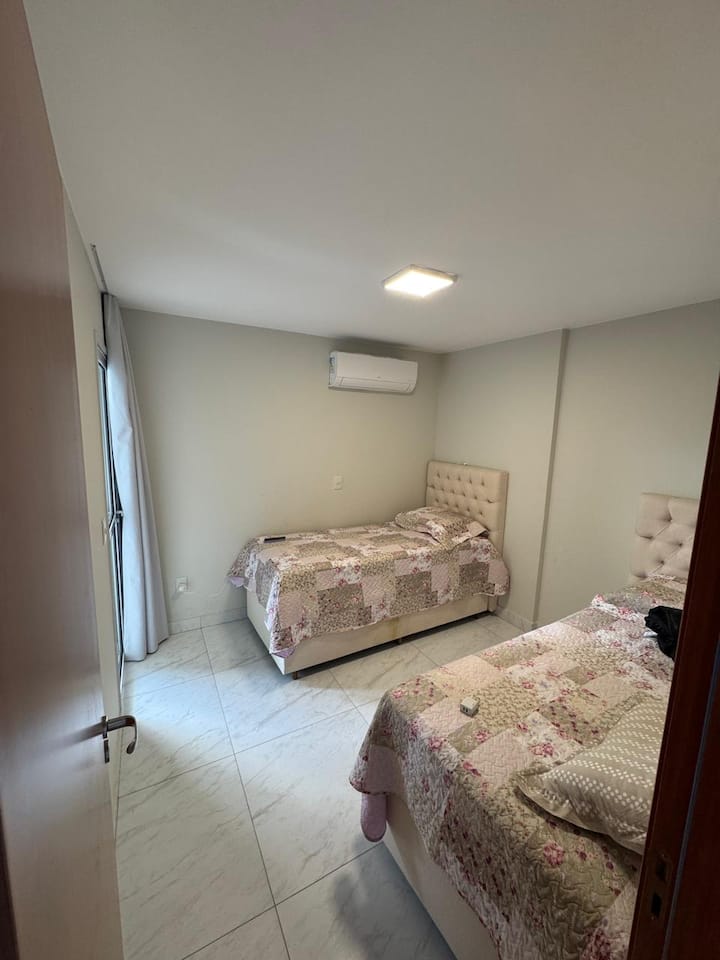 Chambre avec deux lits simples BOX et climatisation séparée.