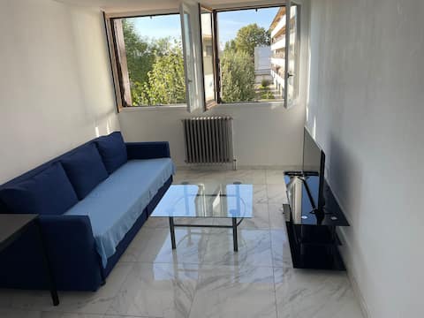 Airbnb performant: Bright 2-room apartment rental à Croix De Pierre / Route D'espagne