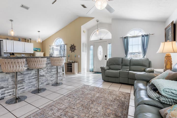 1 Block To Beach! Pool! Pets! Big Back Yard! - Panama City Beach, FL