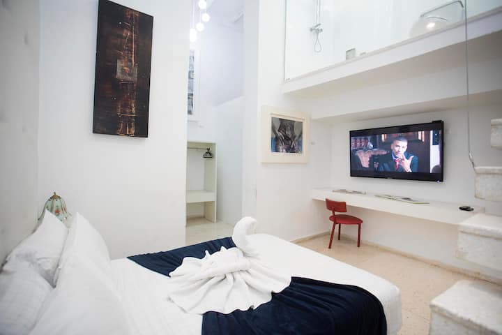 سرير مزدوج. تلفزيون ذكي 55 بوصة. سلالم الحمام في الميزانين.