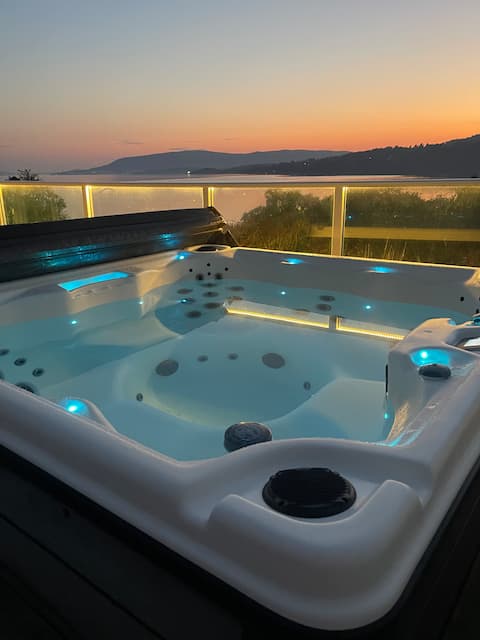 Cottage by the lake. Jacuzzi, as well as boat rental in season