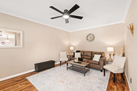 Top Airbnb: Upgraded 4BR| Fenced Yard| Spa Tub| Grapevine| DFW in Lewisville