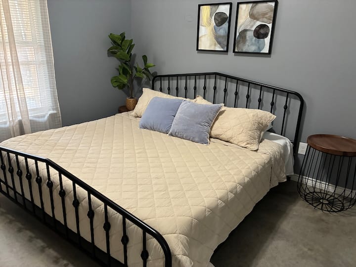 Bračni krevet (180x200) u spavaćoj sobi 2.