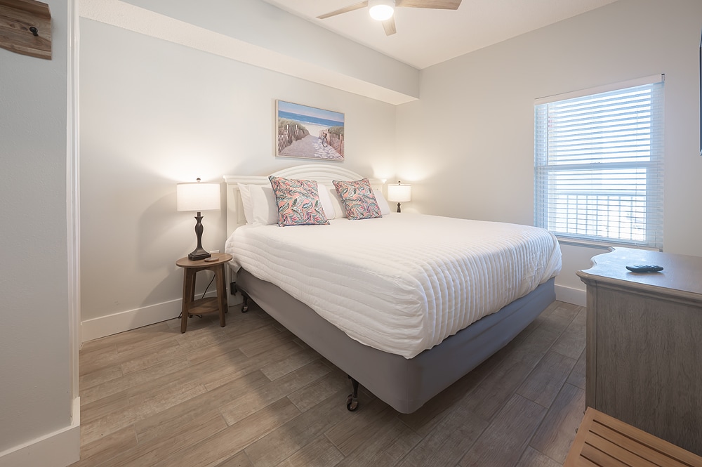 საწოლი 190×203 სმ ზომის, სტუმრებისთვის კომფორტისთვის. 